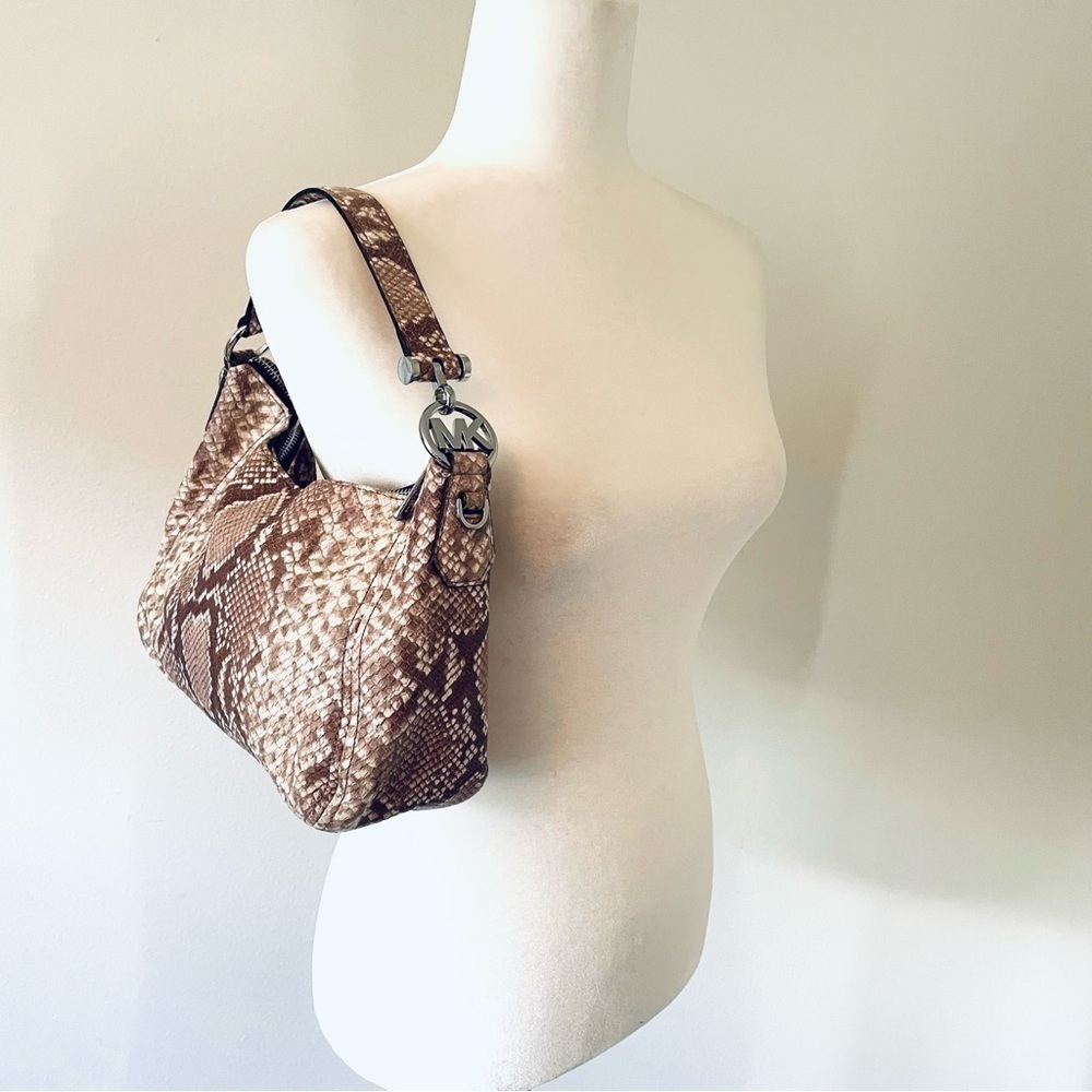 👜 Michael Kors Fulton Medium Top Zip Shoulder Bag Embossed Leather in Dark Sand - Picture 3 of 15